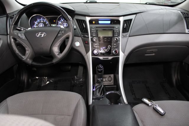 Used 2013 Hyundai Sonata SE FWD image 2