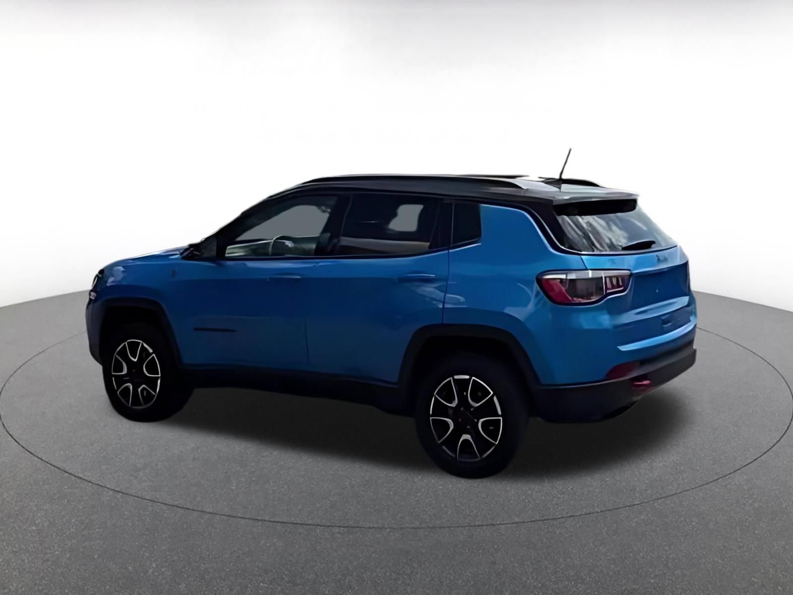 Used 2025 Jeep Compass Trailhawk AWD/4WD image 14