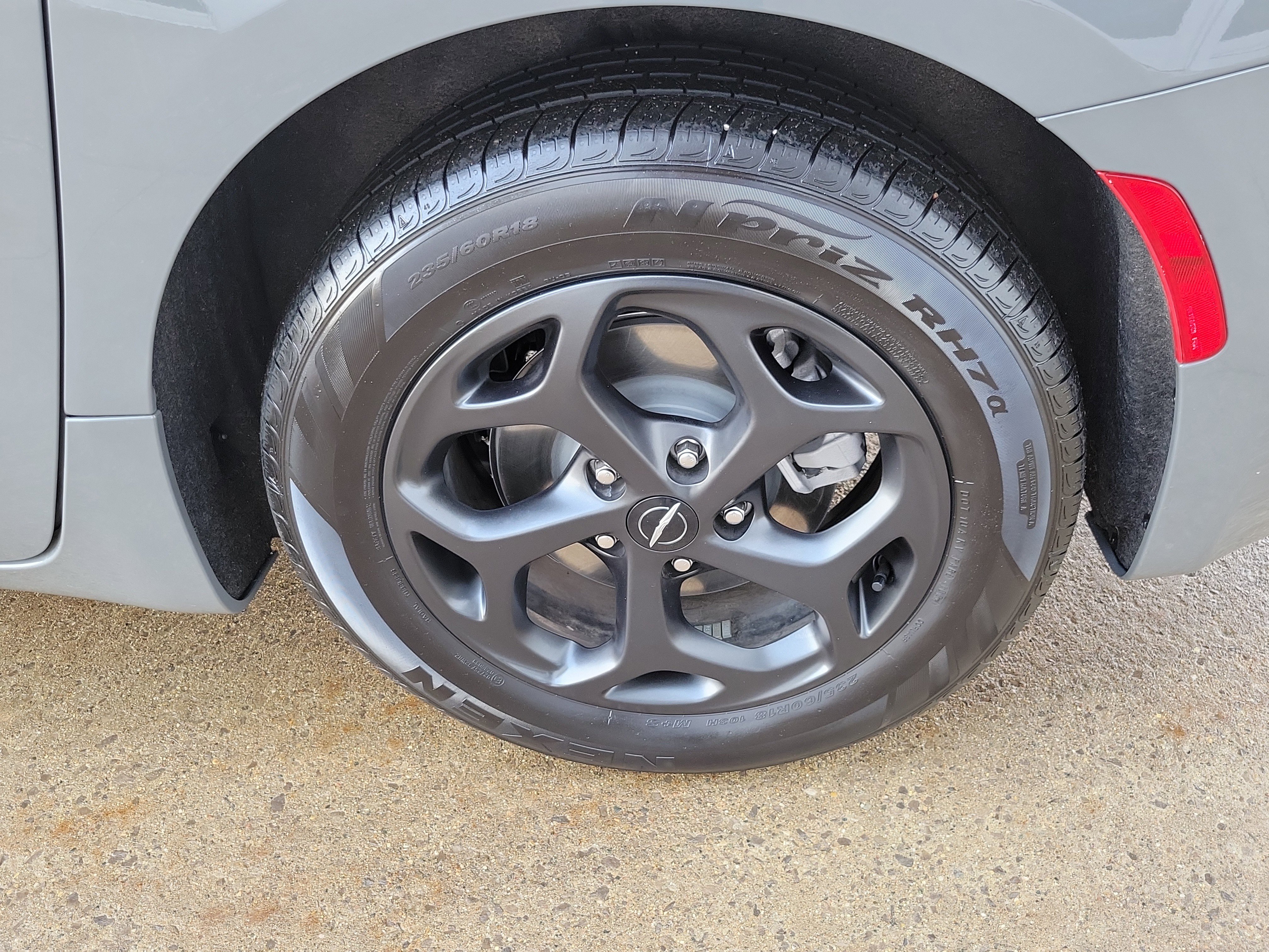 Used 2025 Chrysler Pacifica Premium image 5