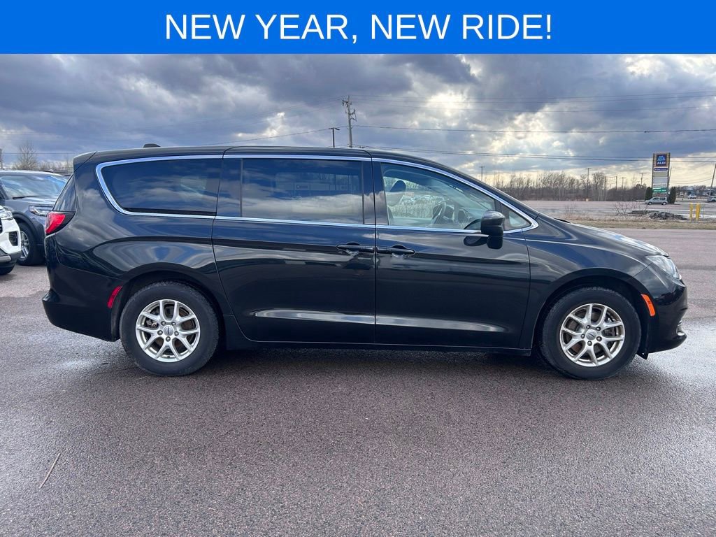 Used 2022 Chrysler Voyager LX image 7