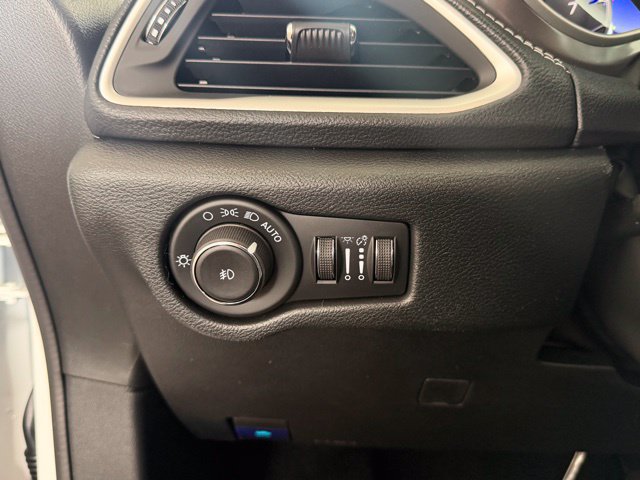 New 2026 Chrysler Pacifica Select AWD/4WD image 17