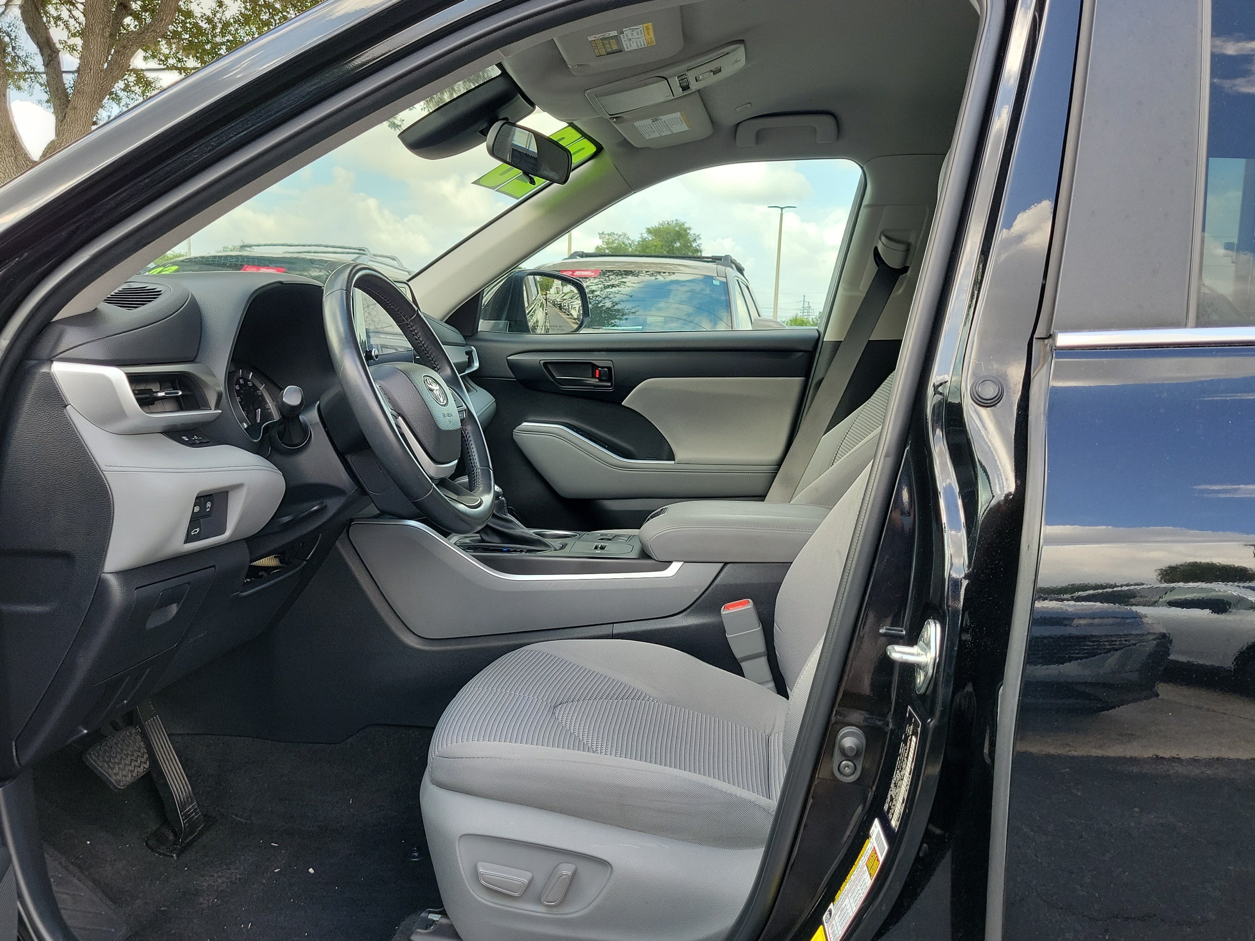 Used 2023 Toyota Highlander LE FWD image 20
