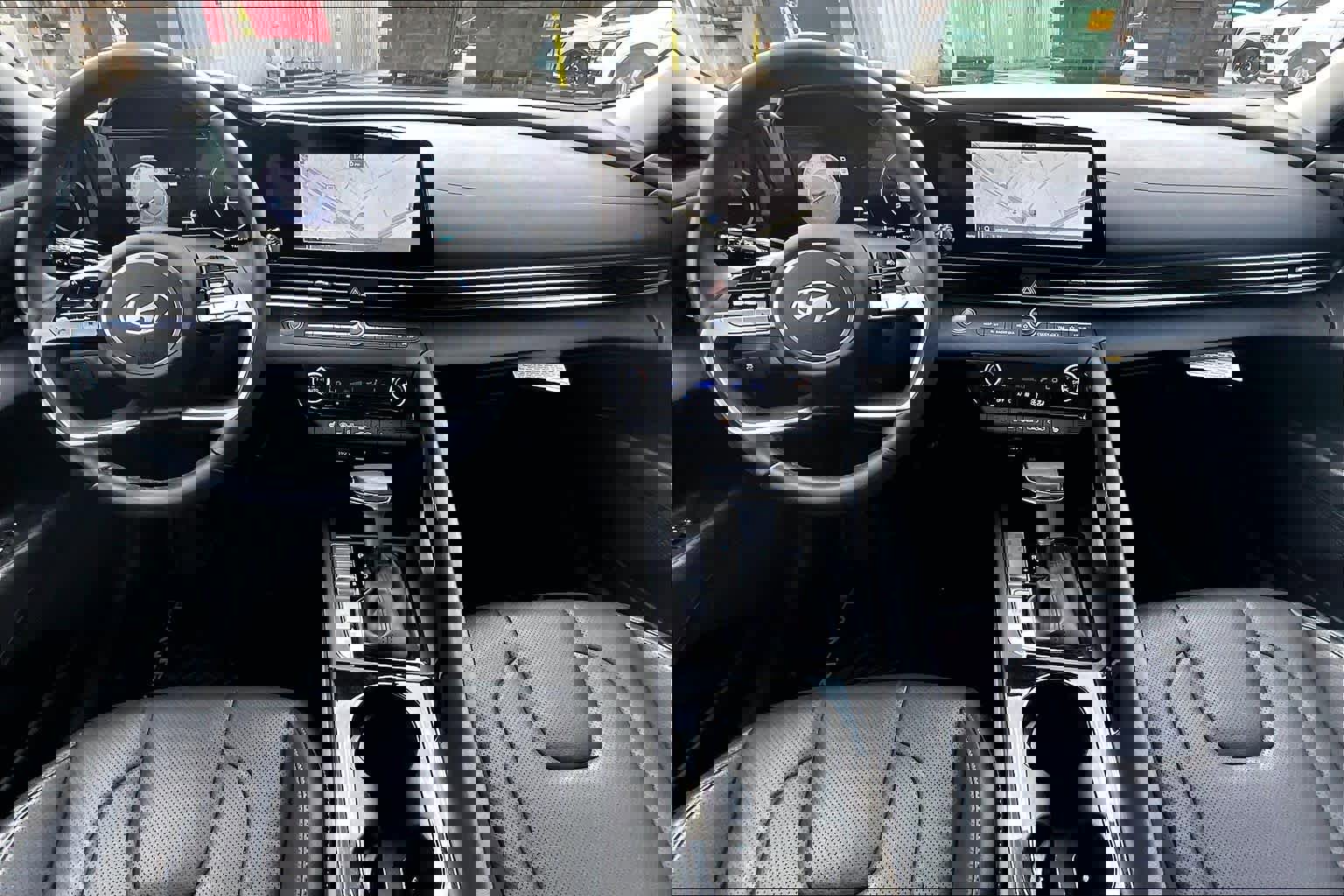 Used 2025 Hyundai Elantra Limited image 14