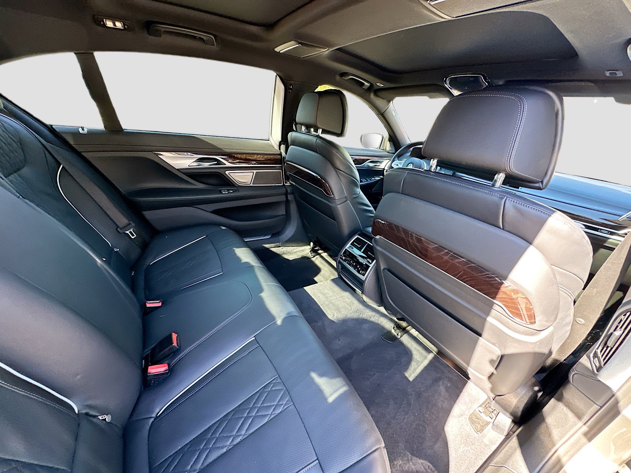 Used 2022 BMW 750i xDrive w/ Executive Package image 31