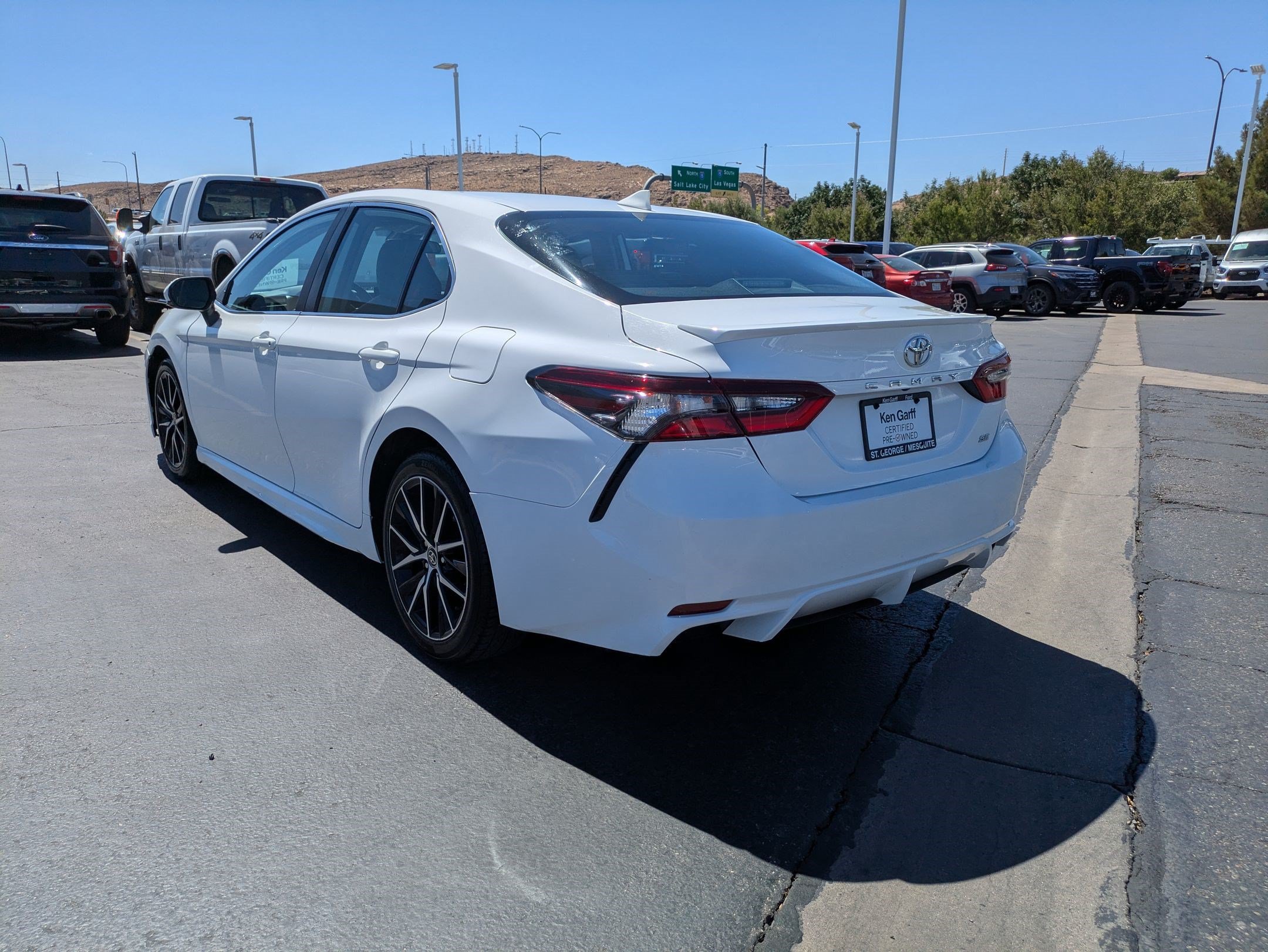 Used 2023 Toyota Camry SE FWD image 5