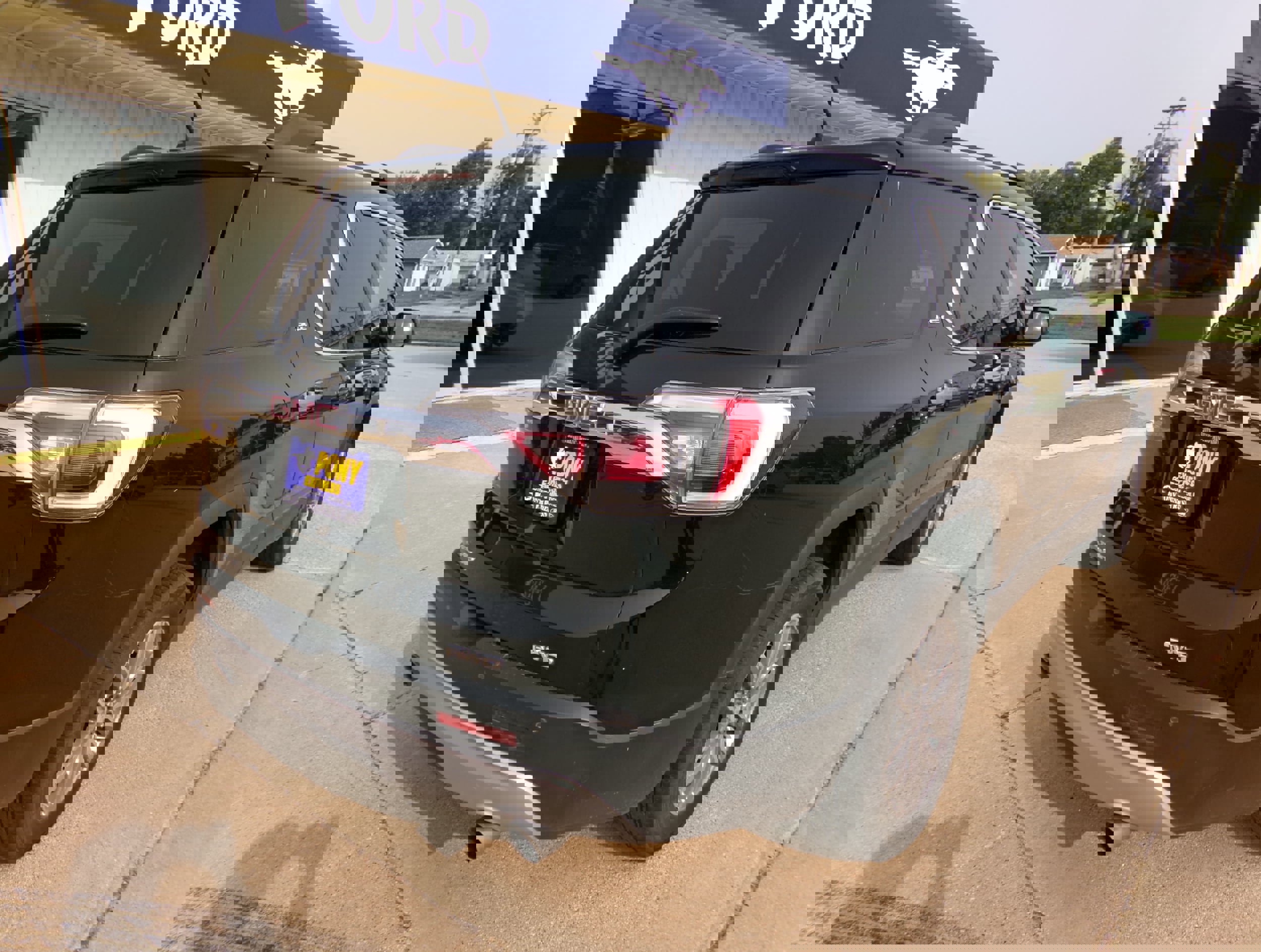 Used 2018 GMC Acadia SLE w/ LPO, Black Accent Package image 3