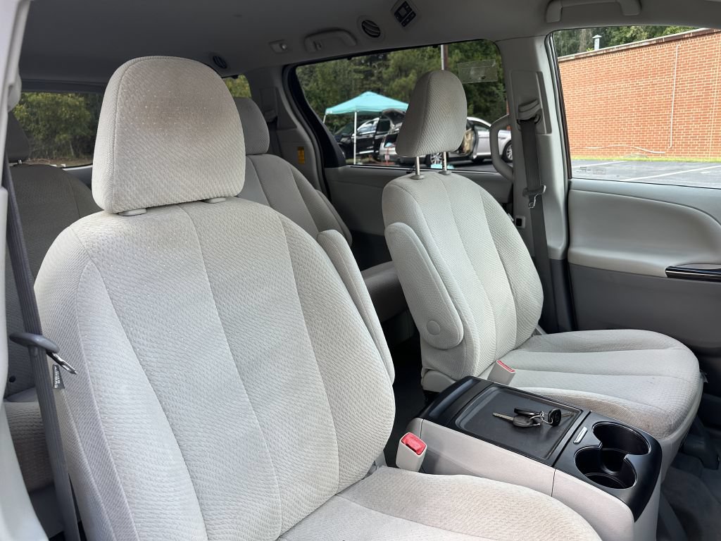Used 2014 Toyota Sienna LE FWD image 23