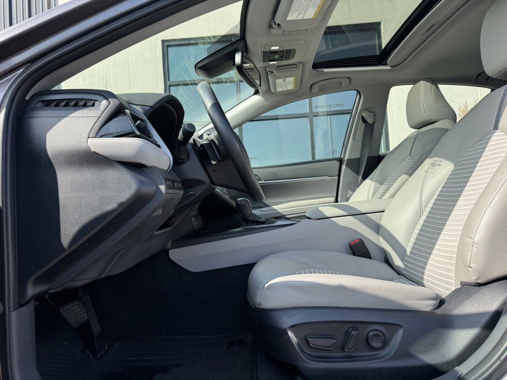 Used 2024 Toyota Camry SE image 6