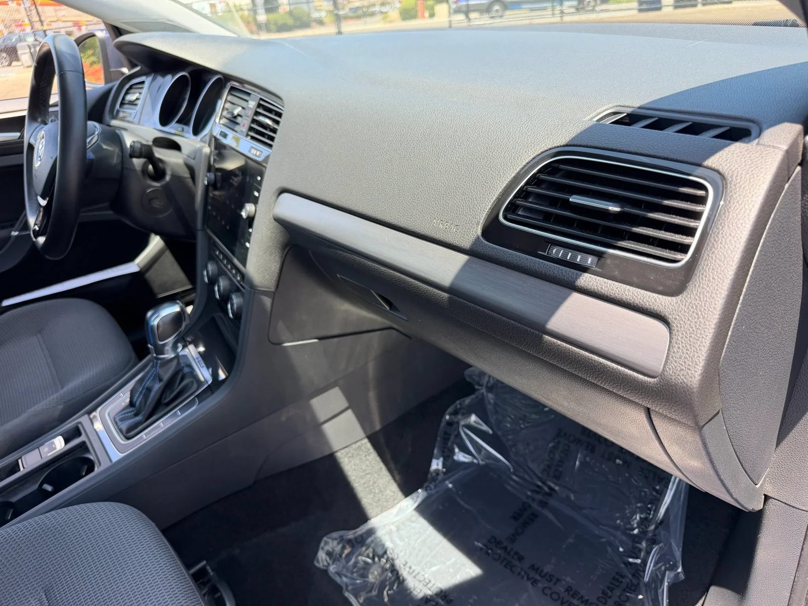 Used 2017 Volkswagen e-Golf SE FWD image 24