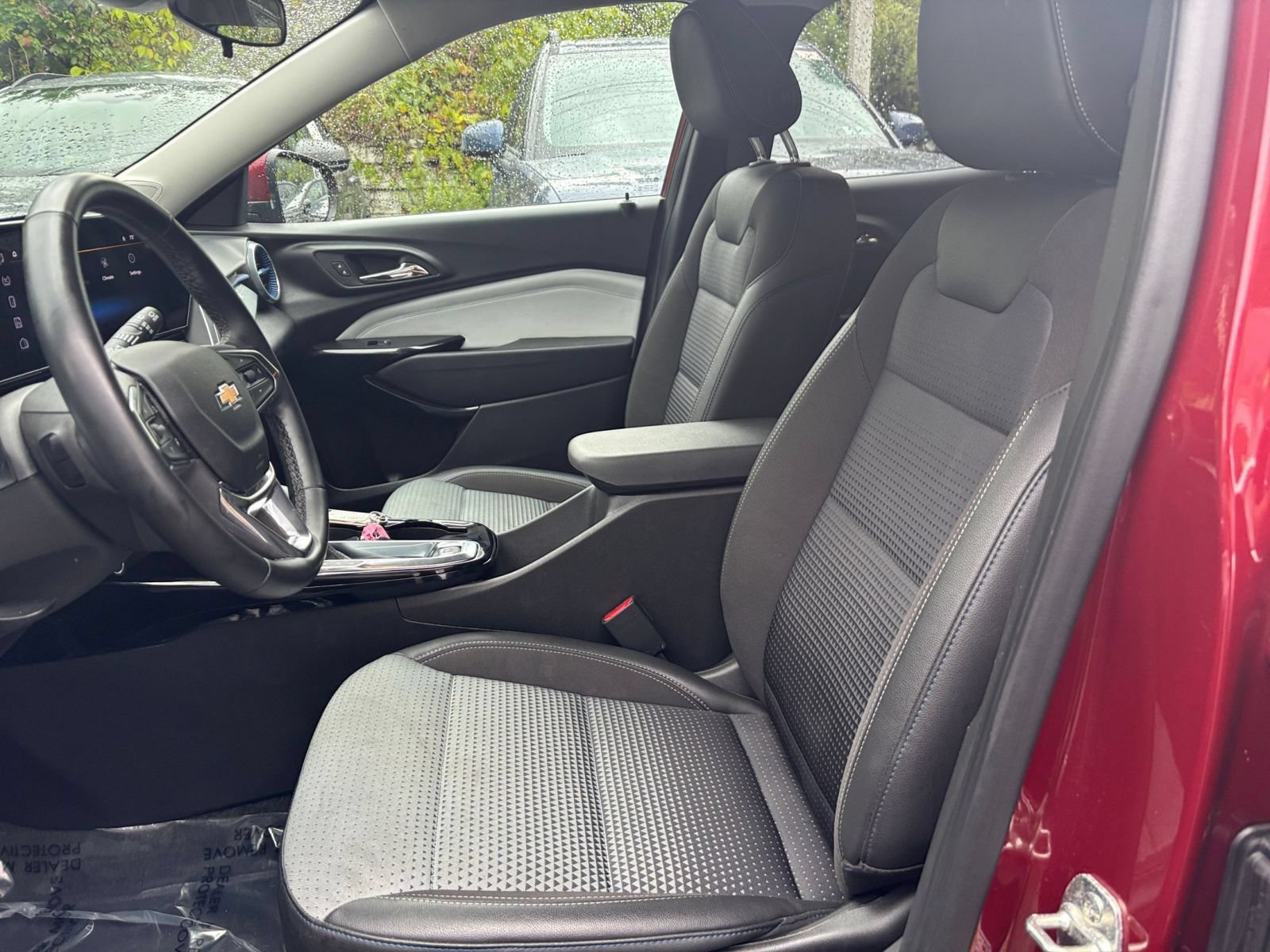 Used 2025 Chevrolet Trax LT w/ LT Convenience Package FWD image 25