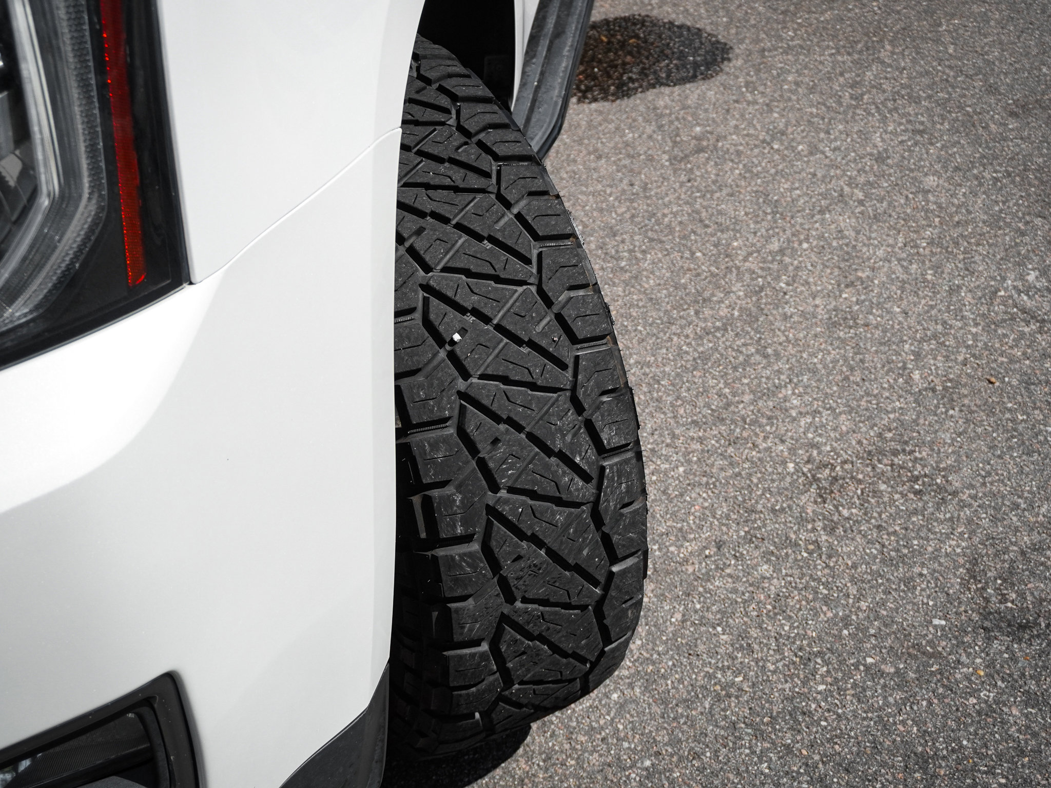Used 2019 GMC Yukon SLT w/ Graphite Performance Edition AWD/4WD image 12