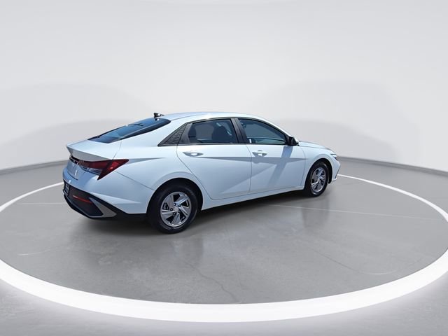 Used 2025 Hyundai Elantra SE FWD image 9