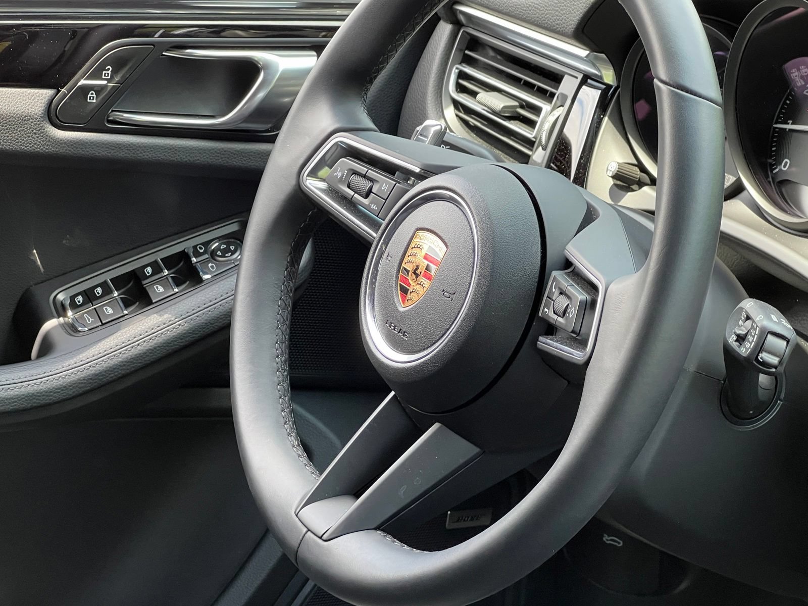 Certified 2025 Porsche Macan AWD/4WD image 21