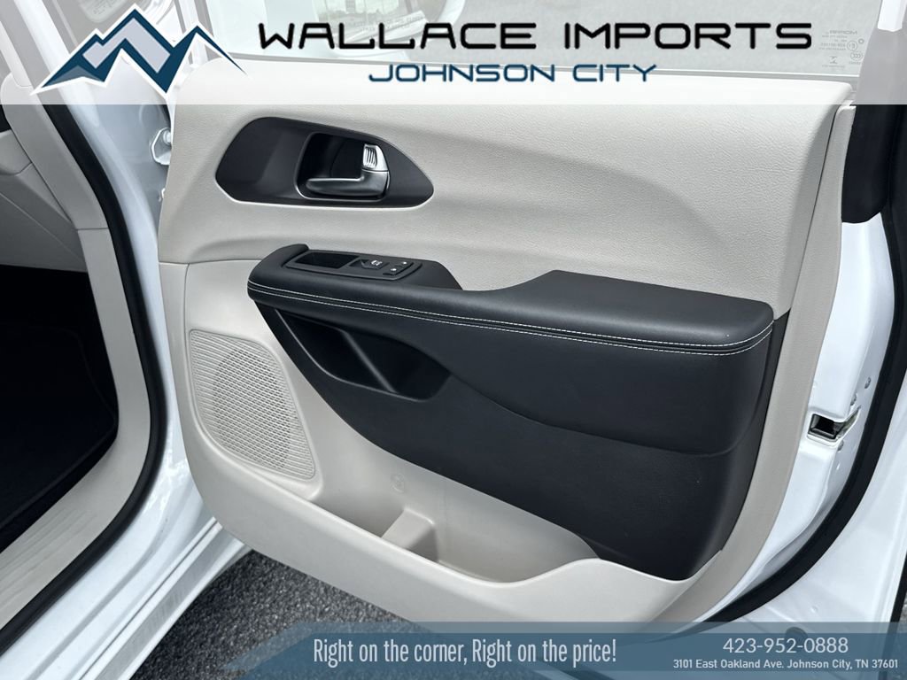Used 2022 Chrysler Pacifica Touring-L FWD image 35