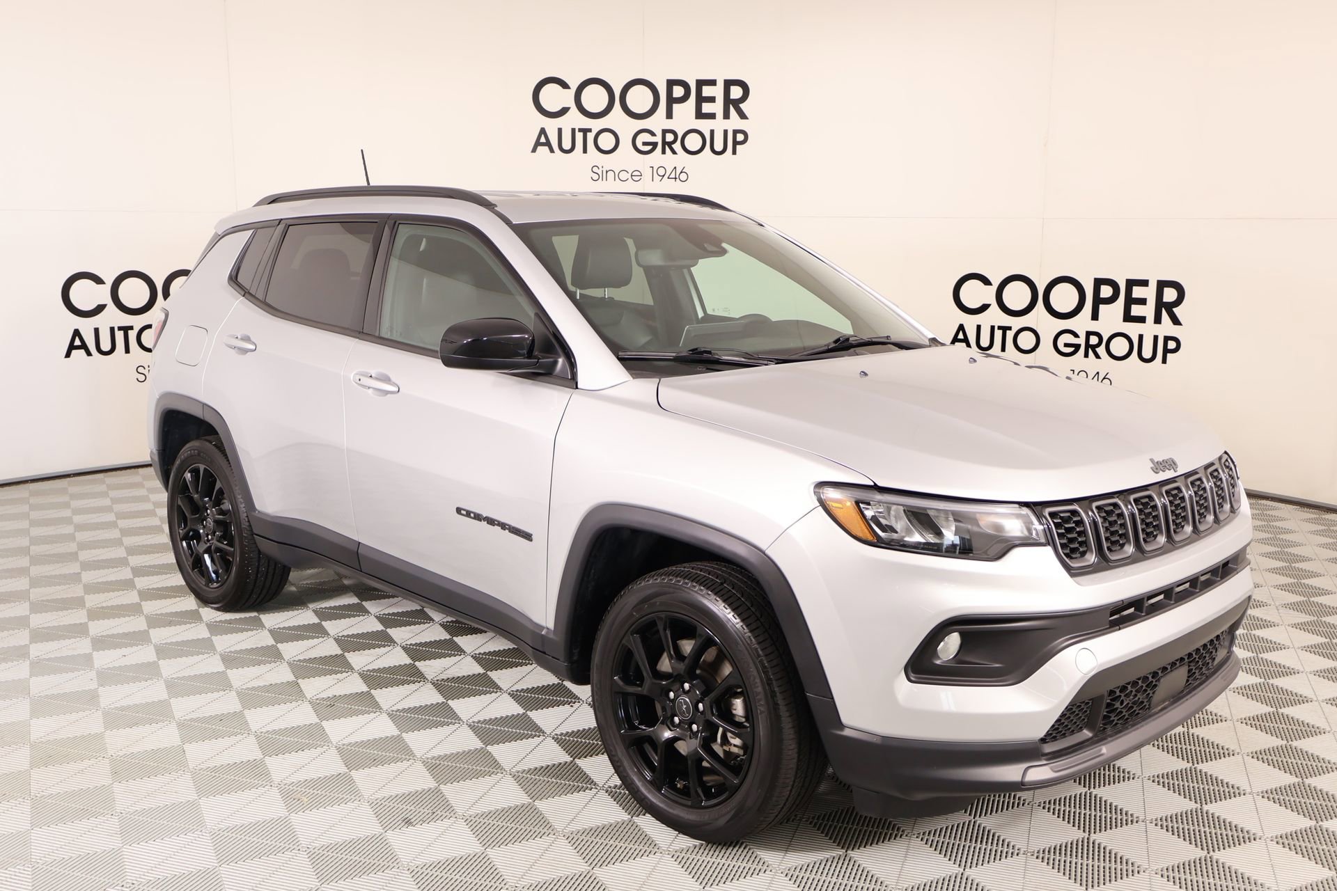 Used 2025 Jeep Compass Latitude w/ Altitude Special Edition AWD/4WD image 1