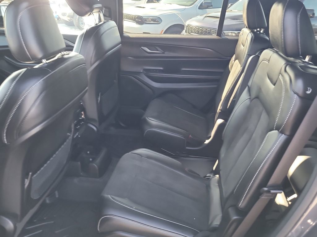 Used 2024 Jeep Grand Cherokee L Laredo RWD image 11