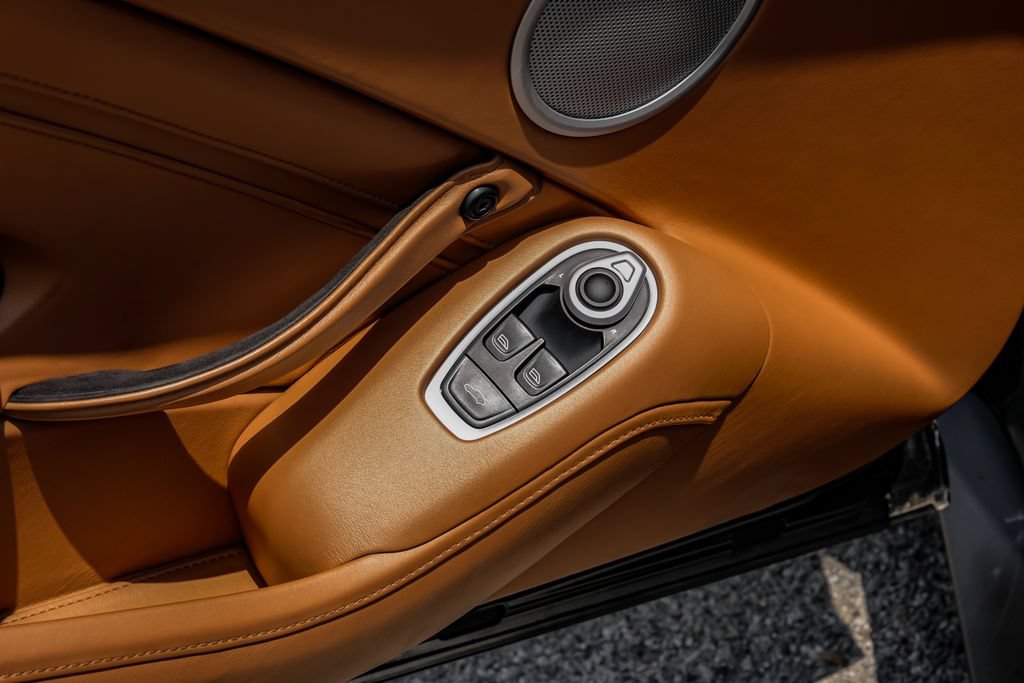 Used 2020 Aston Martin V8 Vantage Coupe RWD image 37