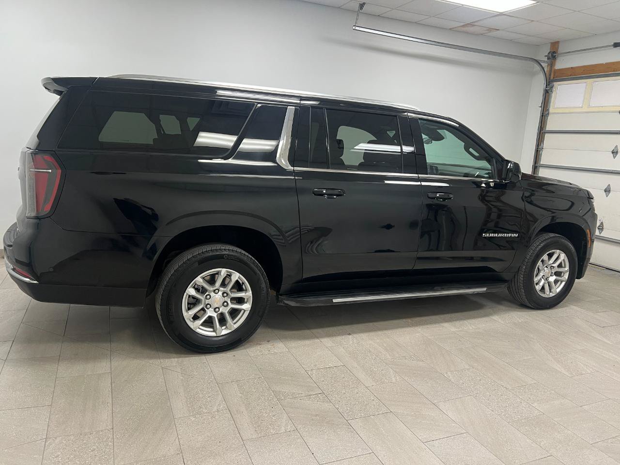 Used 2025 Chevrolet Suburban LT AWD/4WD image 13