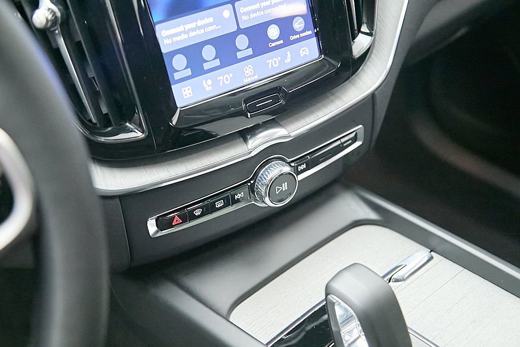 Certified 2025 Volvo XC60 B5 Plus AWD/4WD image 15