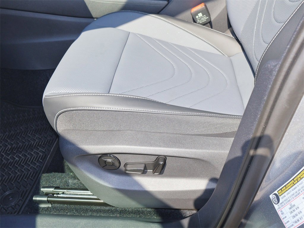 New 2025 Volkswagen Tiguan SE image 13