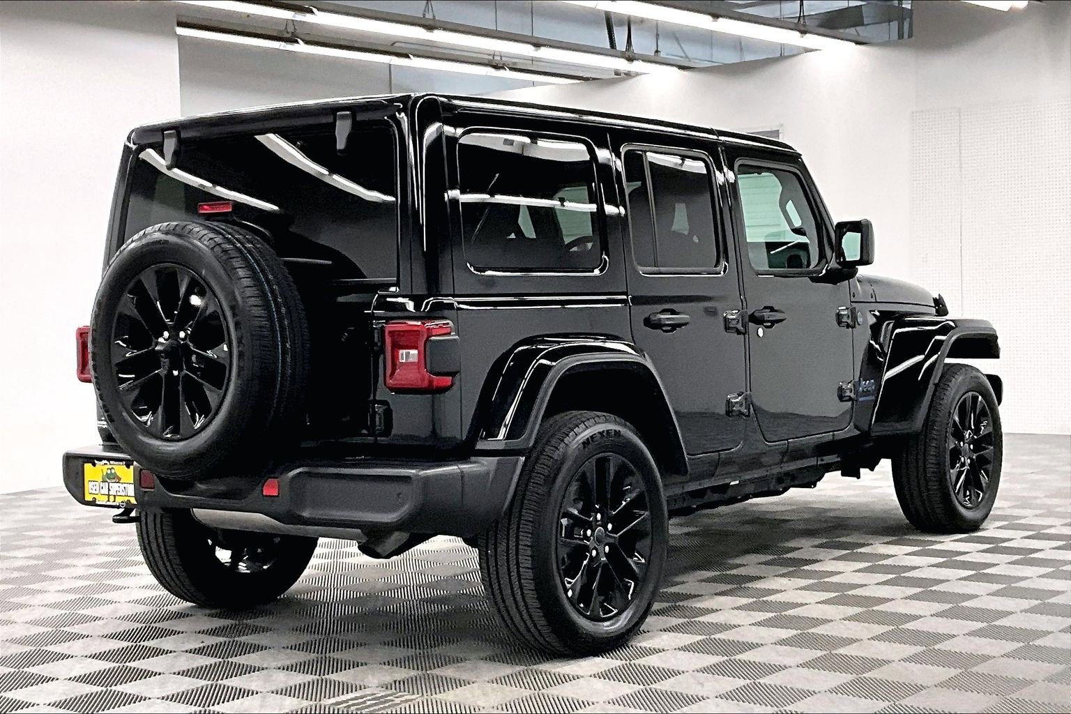 Used 2025 Jeep Wrangler Unlimited Sahara w/ Safety Group AWD/4WD image 13
