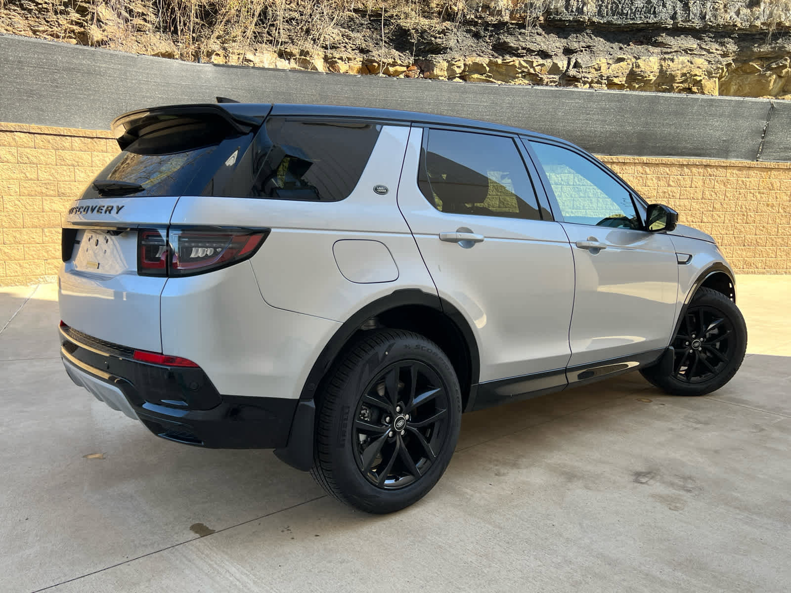 Used 2025 Land Rover Discovery Sport Dynamic SE image 4