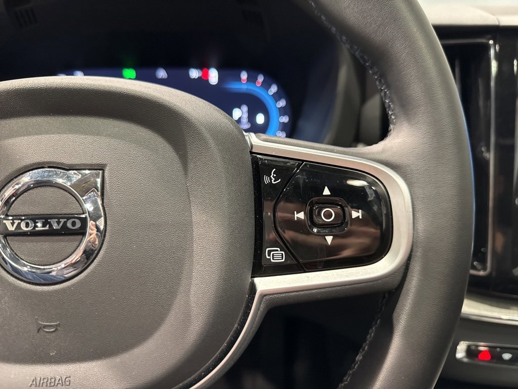 Used 2025 Volvo XC60 B5 Plus image 26