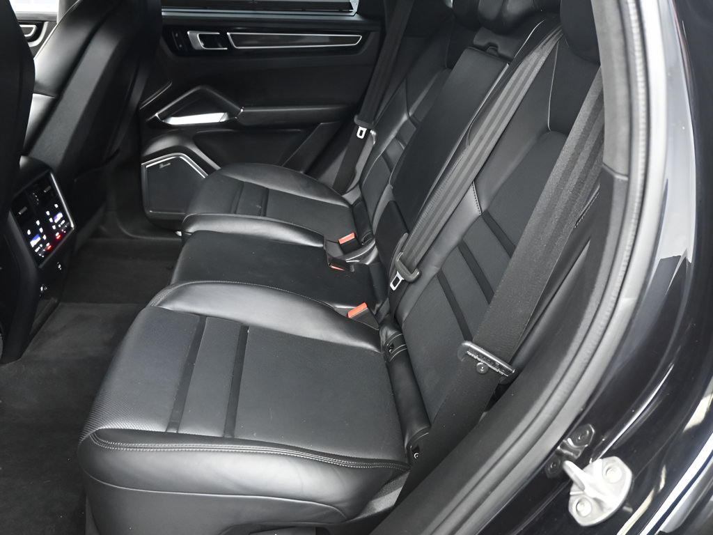 Certified 2022 Porsche Cayenne Turbo S AWD/4WD image 7