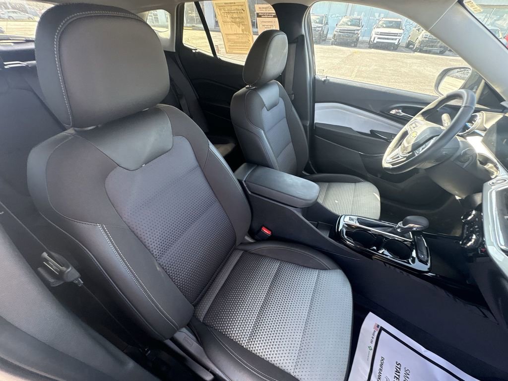 Used 2025 Chevrolet Trax LT w/ LT Convenience Package image 22