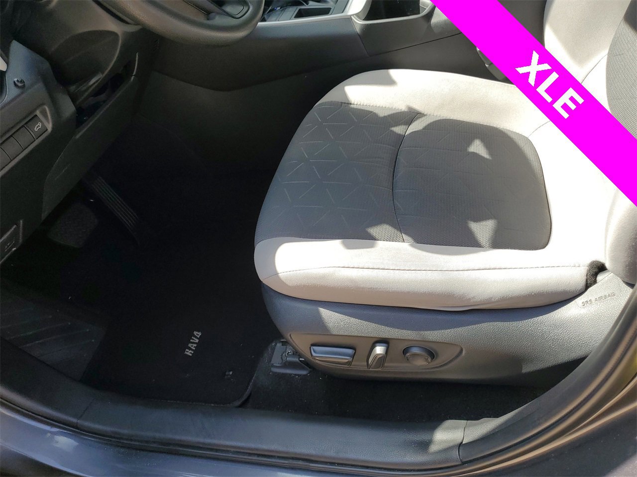 Used 2022 Toyota RAV4 XLE image 17