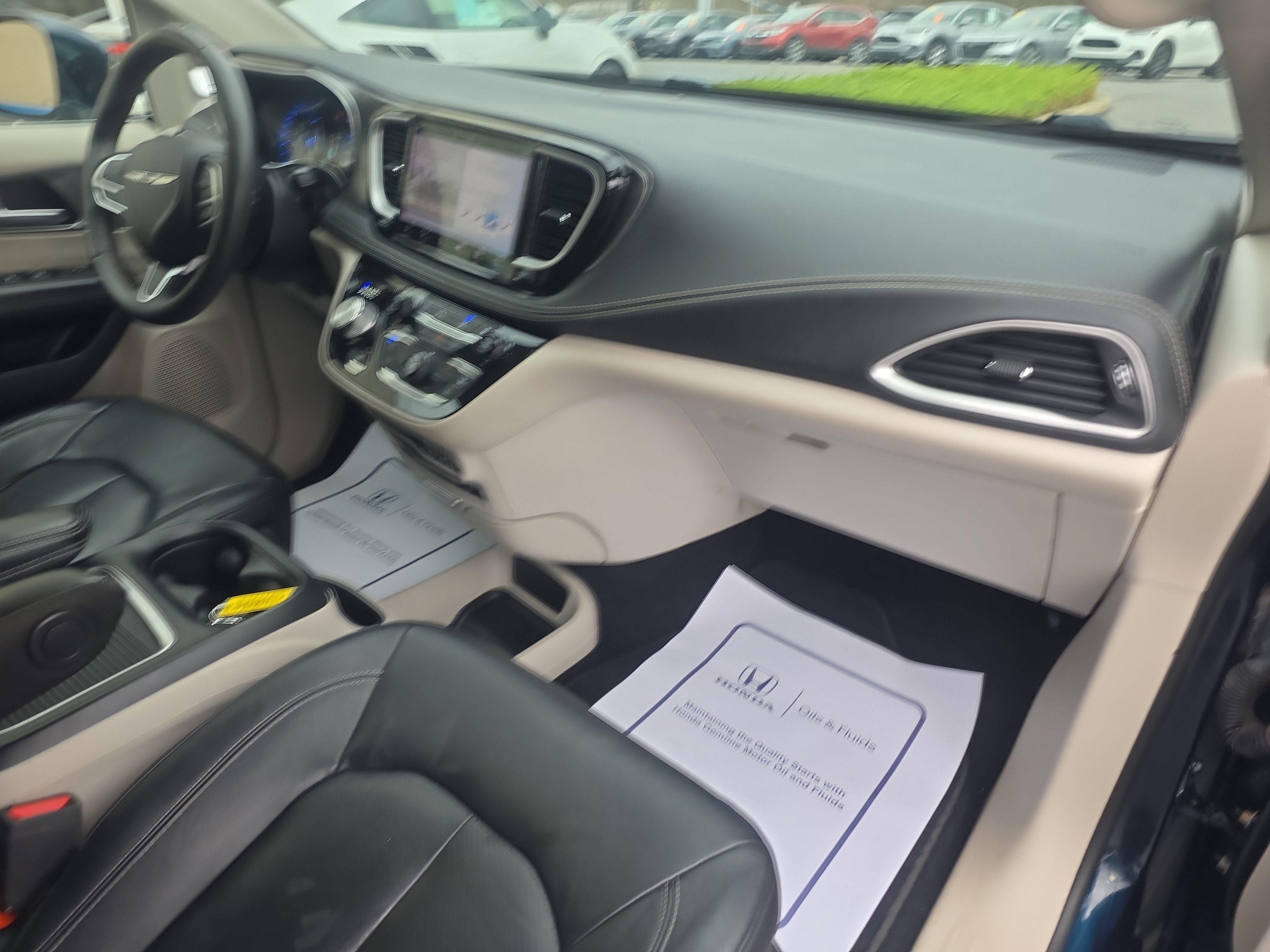 Used 2022 Chrysler Pacifica Touring-L image 12