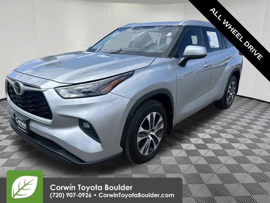 Used 2022 Toyota Highlander XLE AWD/4WD image 3
