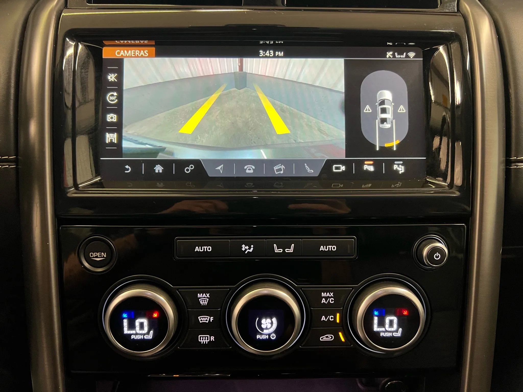 Used 2017 Land Rover Discovery First Edition image 21