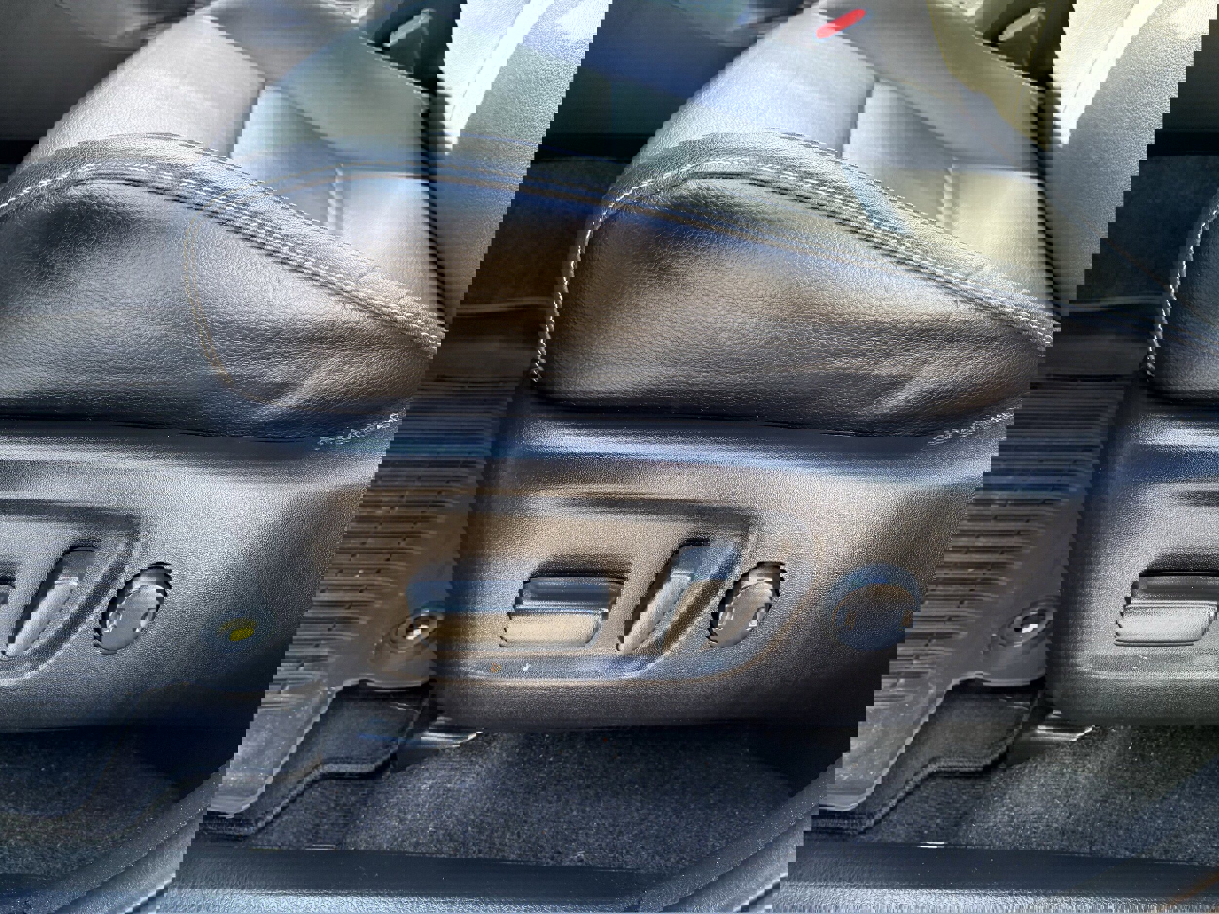 Used 2018 Toyota RAV4 Limited w/ Advanced Technology Package image 28