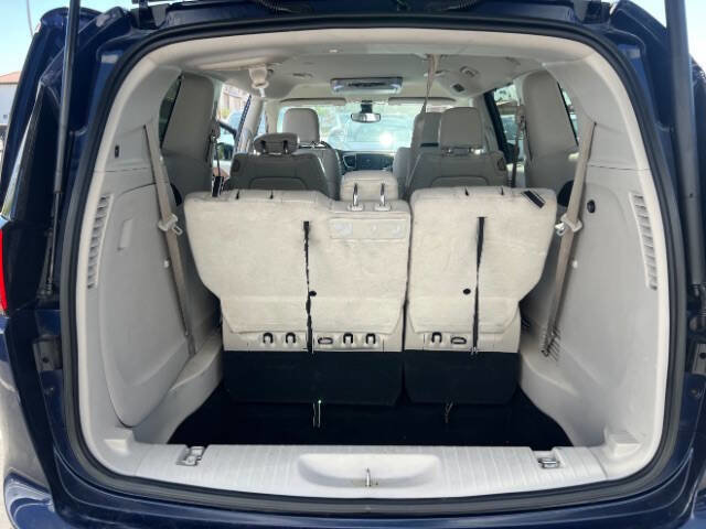 Used 2017 Chrysler Pacifica Touring-L w/ Tire & Wheel Group image 18