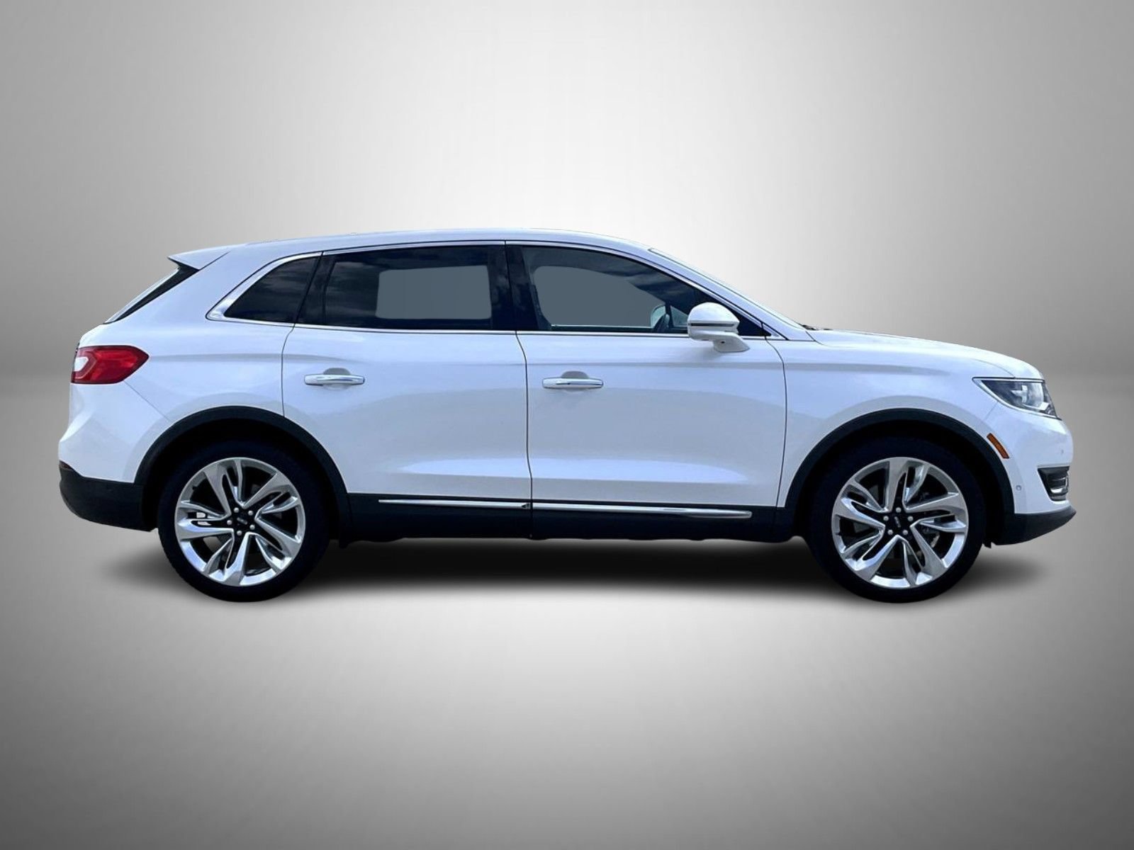 Used 2018 Lincoln MKX Reserve w/ Driver Assistance Package AWD/4WD image 4