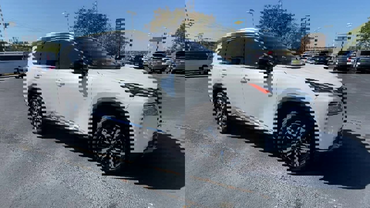 Used 2023 Nissan Rogue SL image 2