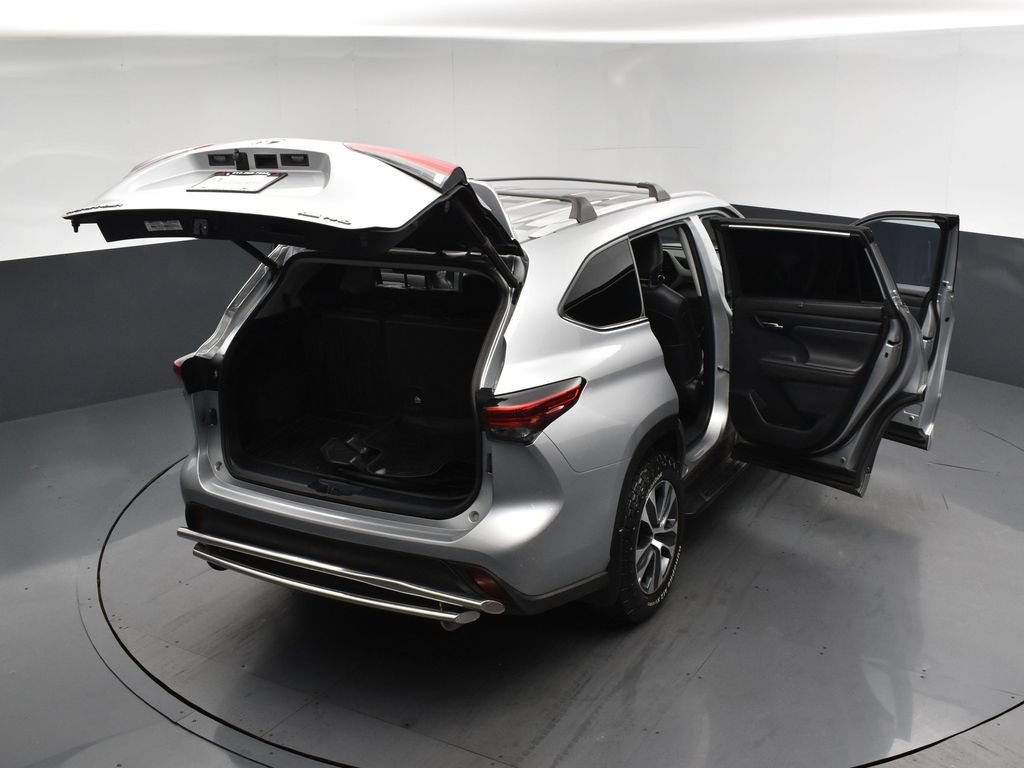 Used 2022 Toyota Highlander XLE AWD/4WD image 25