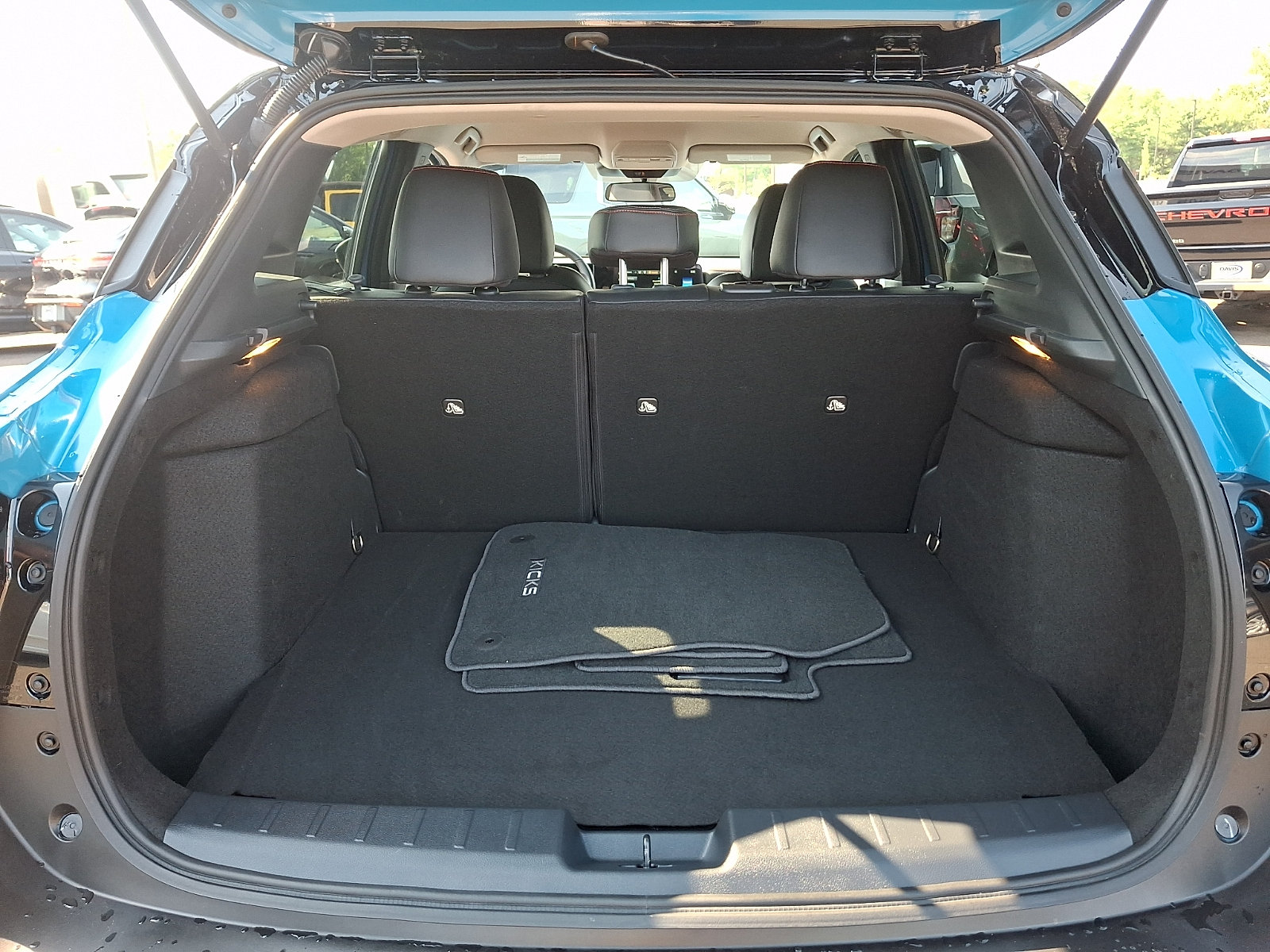 Used 2025 Nissan Kicks SR AWD/4WD image 29