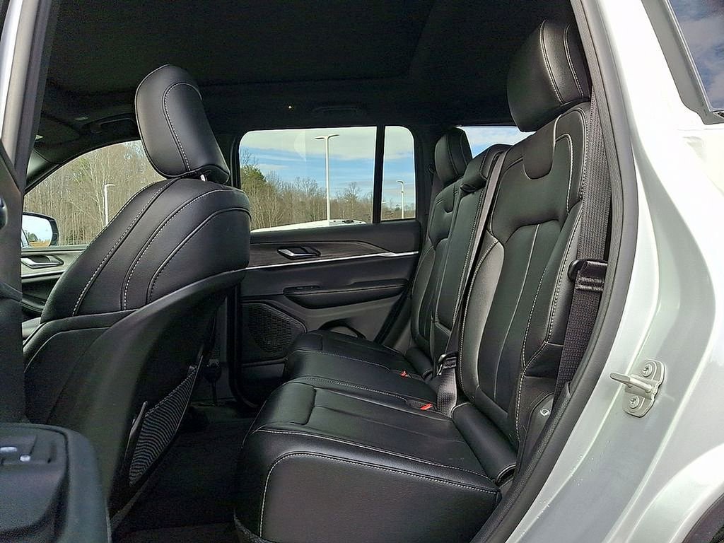 Used 2024 Jeep Grand Cherokee Limited w/ Black Appearance Package image 10