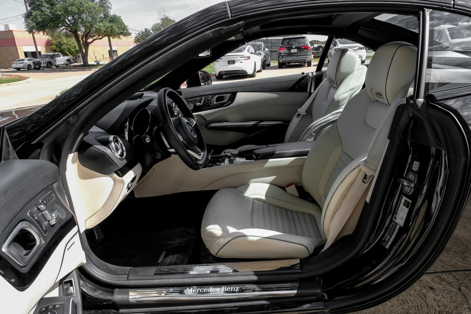 Used 2020 Mercedes-Benz SL 550 image 3