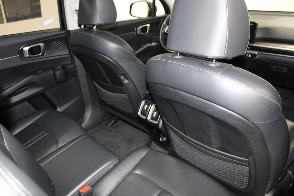 Used 2024 Kia Sorento S image 32