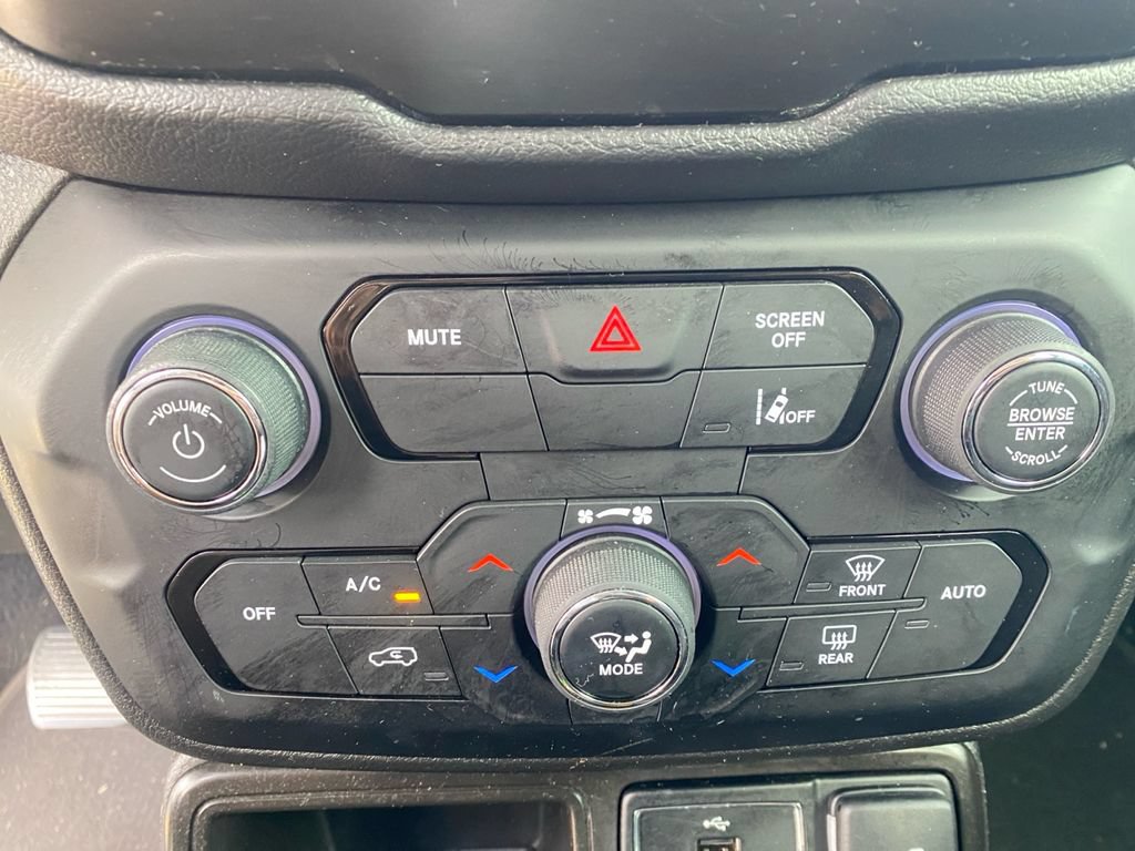 Used 2021 Jeep Renegade Latitude FWD image 24