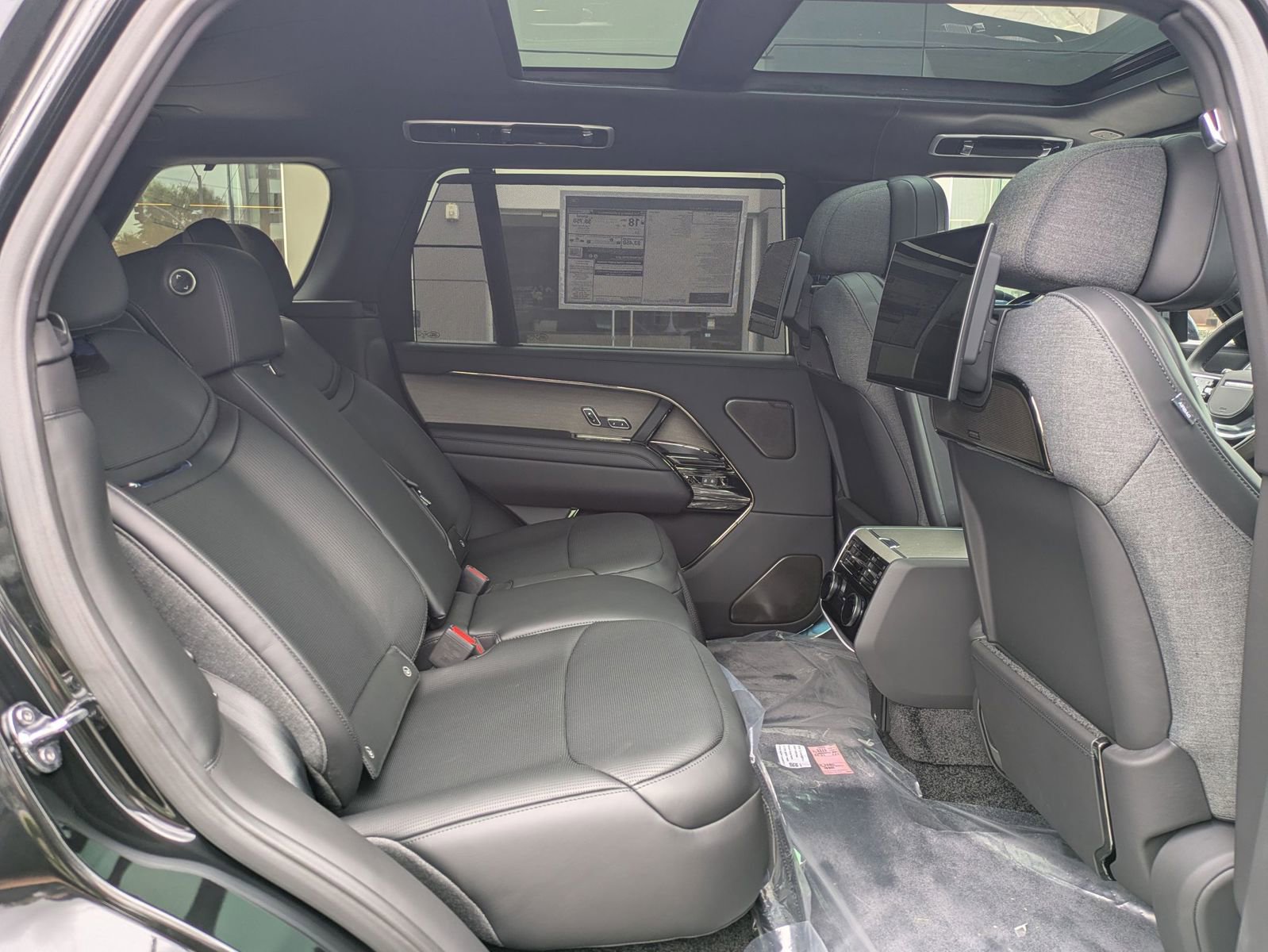 New 2026 Land Rover Range Rover SV AWD/4WD image 32