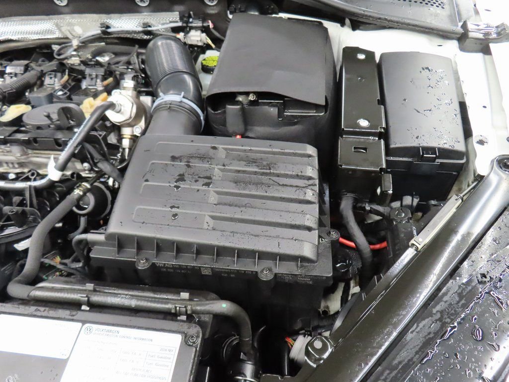 Used 2016 Volkswagen Golf R 4-Door image 20