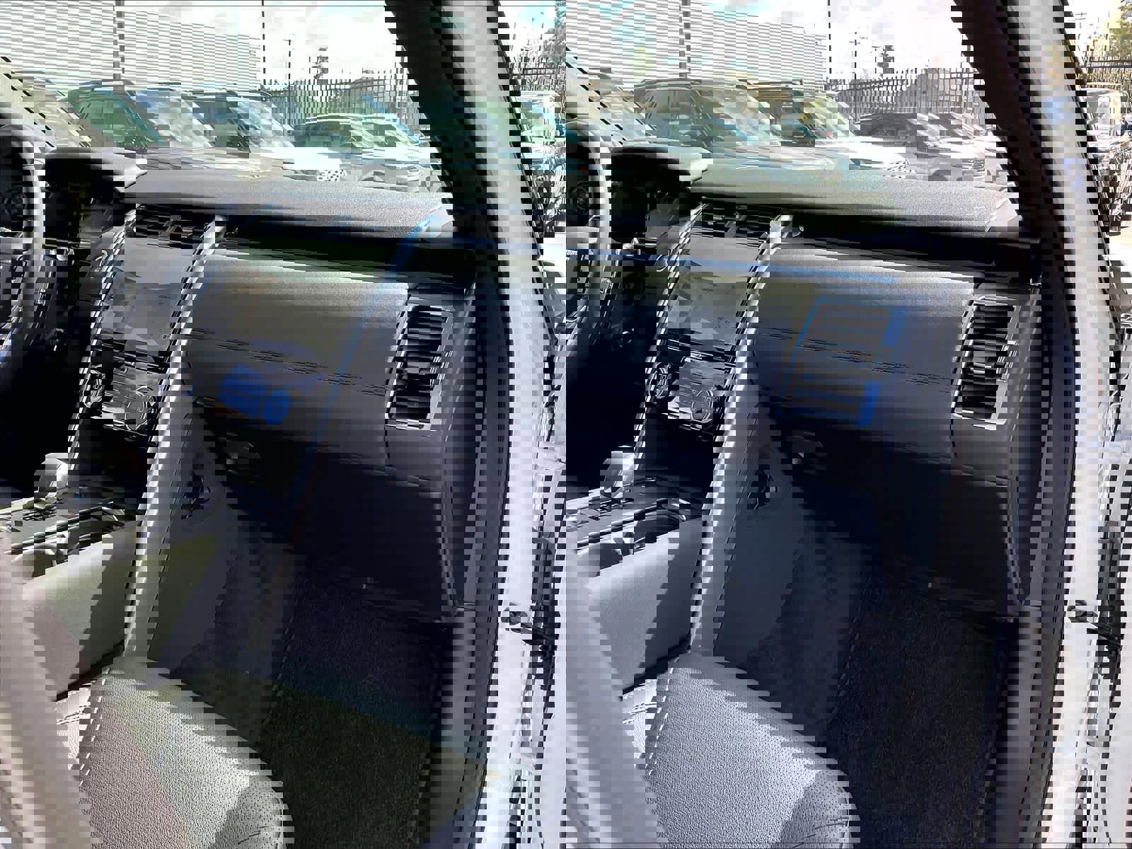 Used 2025 Land Rover Discovery S image 17