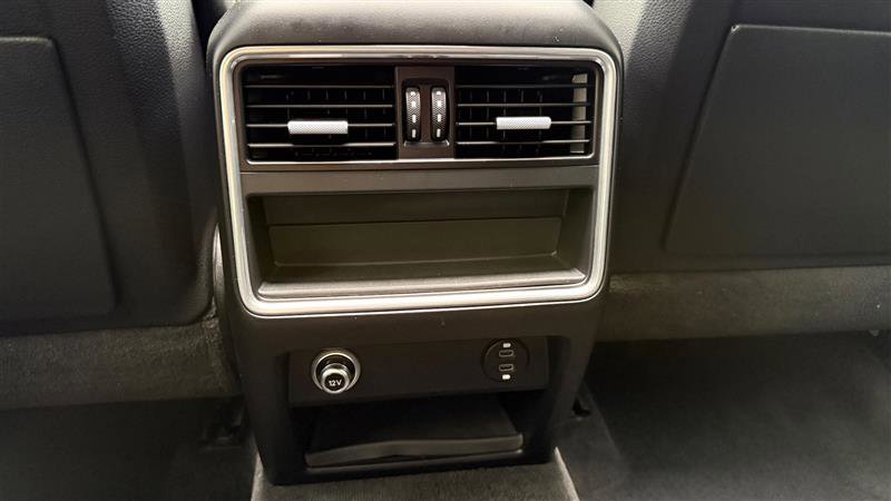 Used 2023 Porsche Cayenne w/ Premium Package image 19