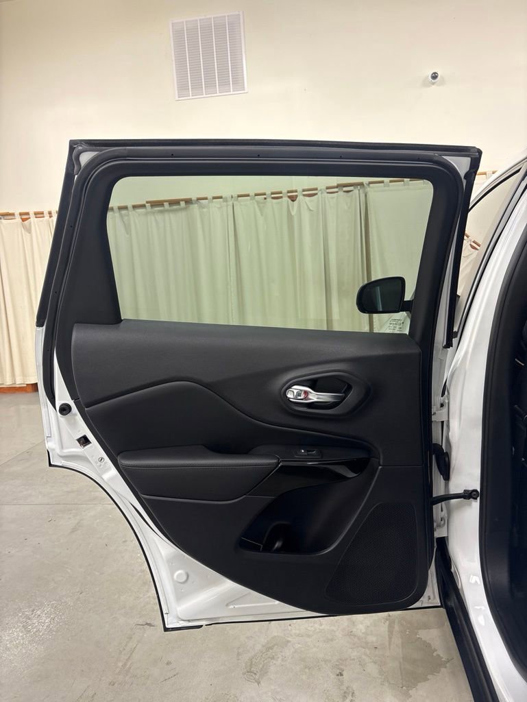 Used 2021 Jeep Cherokee Latitude Plus AWD/4WD image 22
