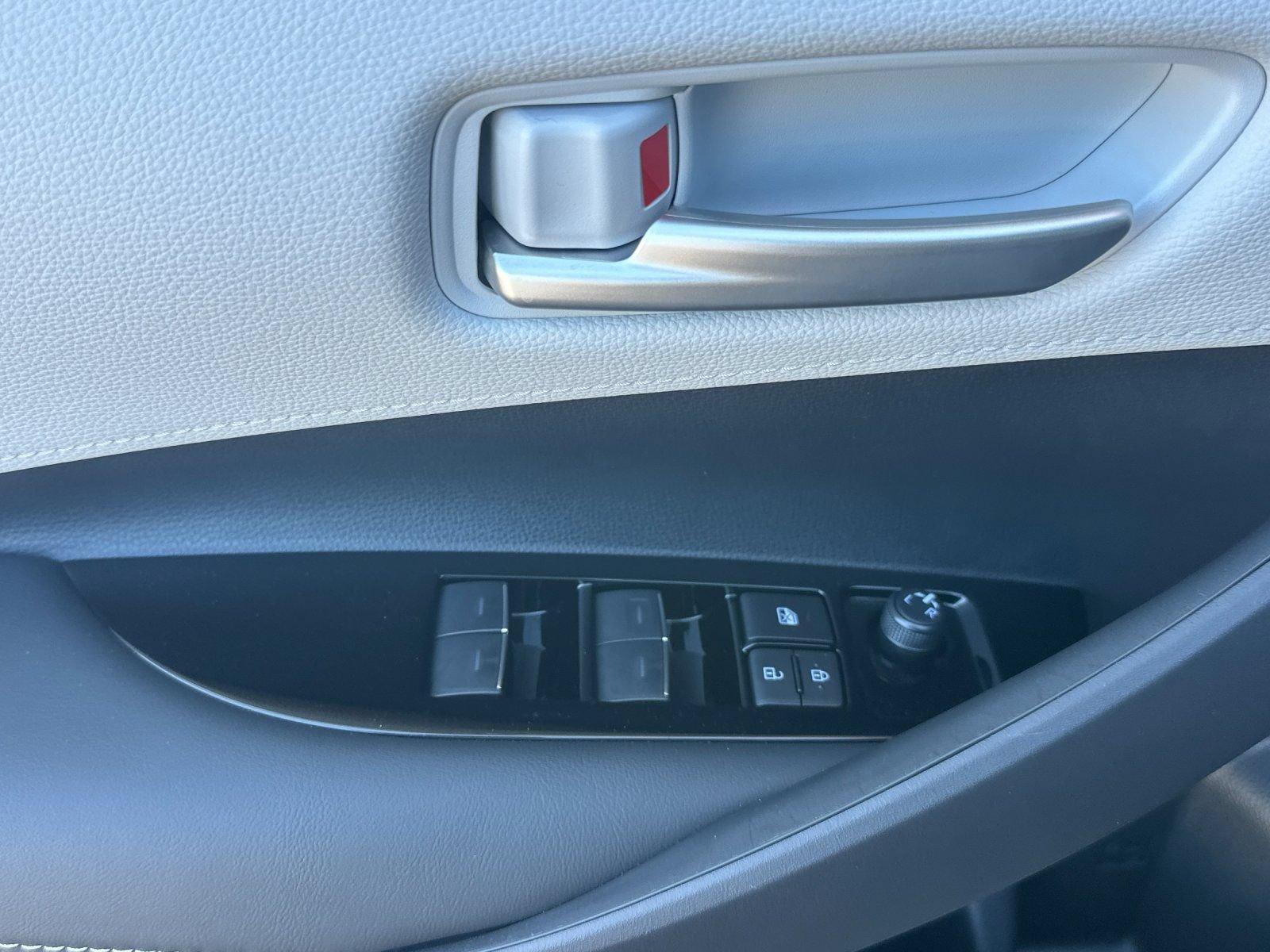 Used 2026 Toyota Corolla SE FWD image 11
