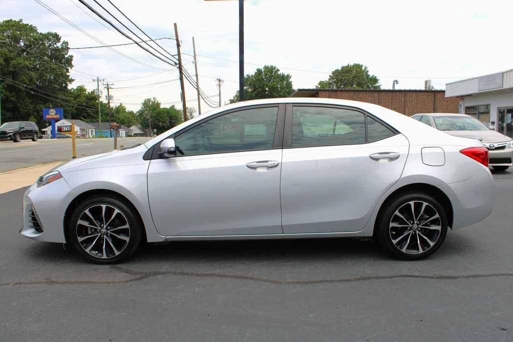 Used 2019 Toyota Corolla SE FWD image 2
